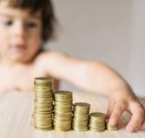 Copiii rămași fără ocrotire părintească, plasați în servicii alternative de îngrijire, vor primi indemnizații mai mari