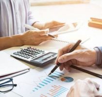 Salariul mediu lunar pe economie, prognozat pentru anul 2021, va constitui 8716 lei