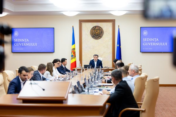 Mai puțină discriminare de gen și un acces egal la bunuri și servicii pentru femei și bărbați