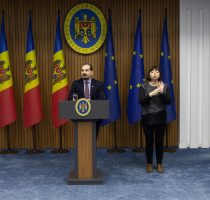 Guvernul va compensa creșterea tarifelor la energia electrică pentru toate gospodăriile casnice eligibile, astfel încât acestea să nu plătească mai mult decât anul trecut