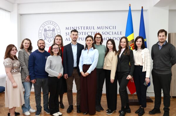 Două funcţionare publice debutante au depus jurământul de credinţă