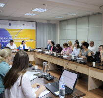 Comisia de analiză a cazurilor de femicid și a violenței în familie, soldate cu decesul victimei sau cu vătămarea gravă a integrității corporale sau a sănătății analizează noi măsuri pentru prevenirea femicidului și violenței în familie